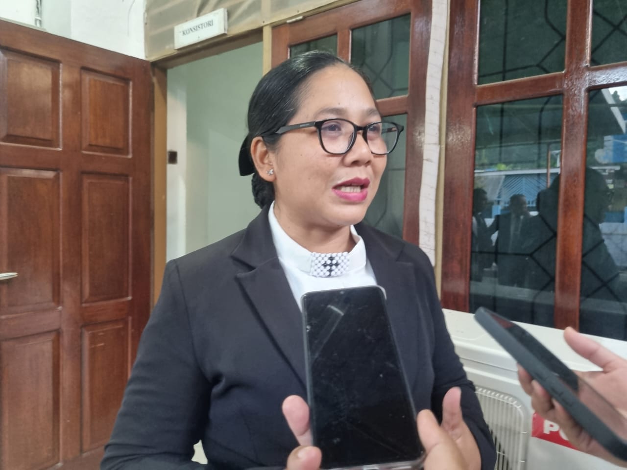 Ketua Pelaksana Harian Majelis Jemaat (PHMJ) GKI Efrata Wosi, Pdt. Riri Theresia Sri Wardani, S.Si.Theol