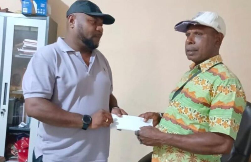 Ketua LMA Provinsi Papua Barat Daya George Dedaida menyerahkan bantuan Presiden kepada Tokoh Pemuda Sorsel Sefnat Tugerefai