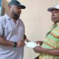 Ketua LMA Provinsi Papua Barat Daya George Dedaida menyerahkan bantuan Presiden kepada Tokoh Pemuda Sorsel Sefnat Tugerefai