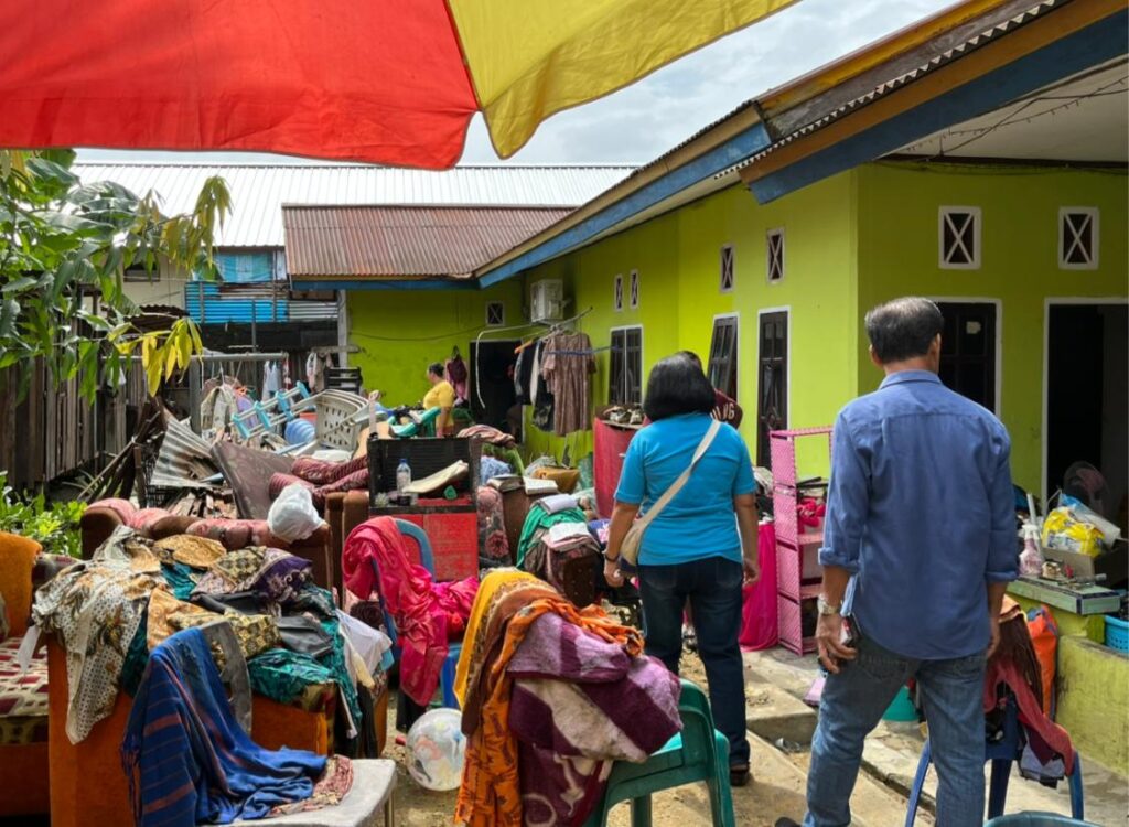 Benyamin Kadang bersama Istri saat meninjau Langsung titik lokasi banjir di Transito