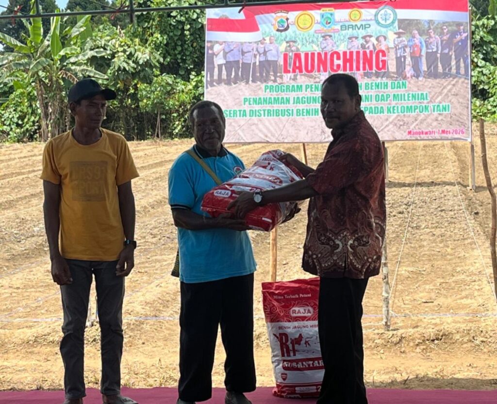 Penyerahan Bibit Jagung Kepada perwakilan Kelompok Tani